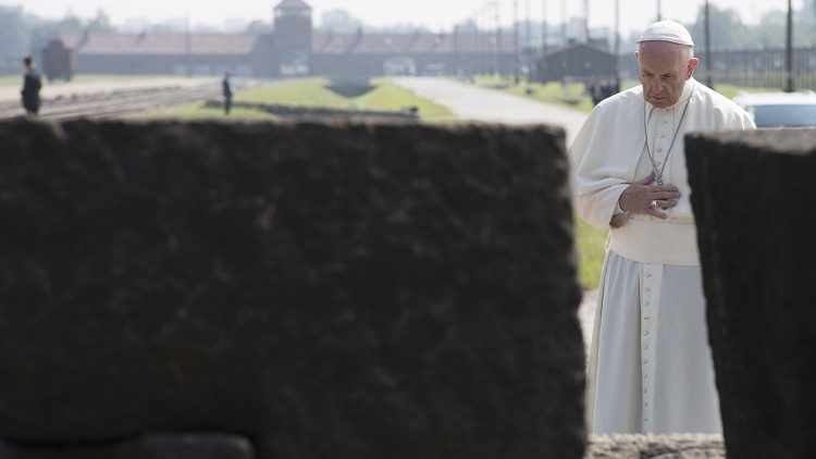 El Papa Francisco reza ante la piedra conmemorativa de las víctimas de Auschwitz-Birkeanu