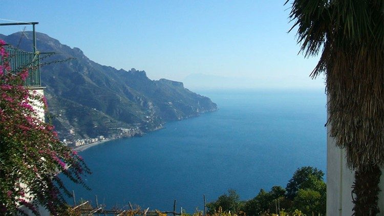 Vista de la Costa de Amalfi desde el Monasterio de las Clarisas Urbanistas en Ravello , Italia