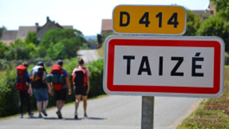 2021.08.19 Comunità ecumenica di Taizé cammino cartello collina Francia giovani