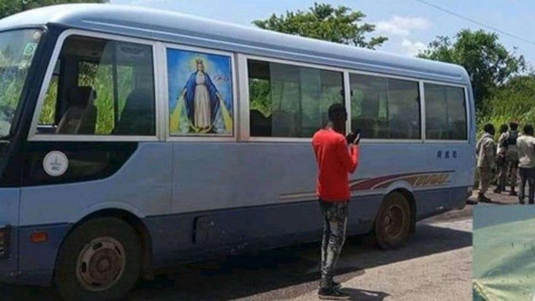 A nővéreket szállító busz, melyet a fegyveresek feltartóztattak Dél-Szudánban 