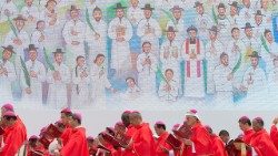 Missa com o Papa em Seul, em 16 de agosto de 2014. Ao fundo, painel com os mártires coreanos.