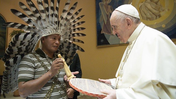 Papst Franziskus 2021 im Vatikan mit einem Indigenen