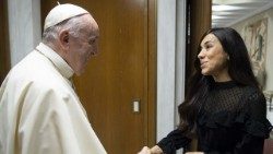 Nadia Murad encontra o Papa Francisco pela terceira vez no Vaticano