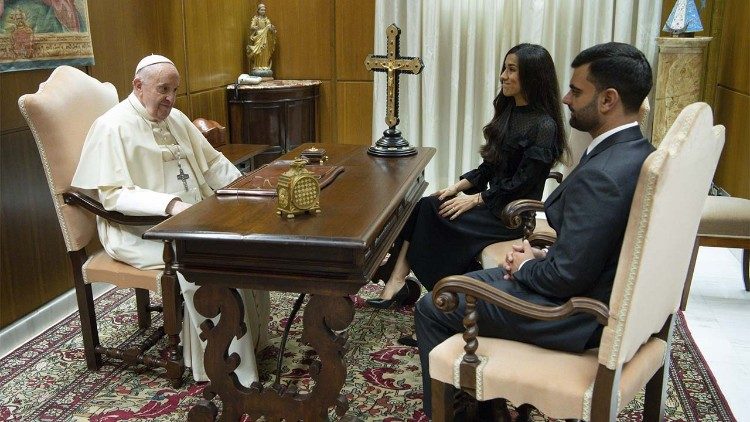2021.08.27 El Papa Francisco encuentra a Nadia Murad, Premio Nobel de la Paz, con su marido (26 de agosto de 2021)
