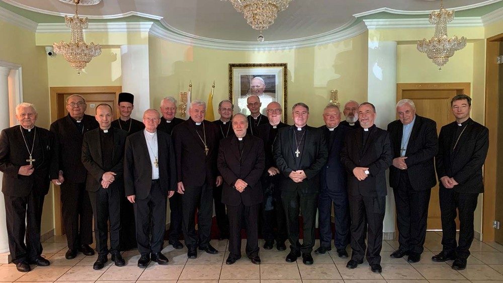 Mons. Giacomo Guido Ottonello so slovenskými biskupmi pri slávení svojich 75. narodenín