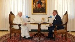 Le Pape François s'entretenant avec Carlos Herrera, de la Radio Cope (COPE)
