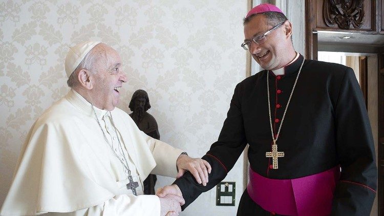 Папа Франциск и монсеньор Кульбокас на встрече в Ватикане