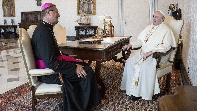 Dom Visvaldas Kulbokas, arcebispo de Martana, Núncio Apostólico na Ucrânia encontra o Papa Francisco