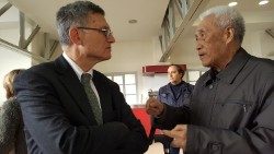 Á direita, padre Joseph Shih S.J., membro da Província Chinesa da Companhia de Jesus, conversa com Paolo Ruffini (esq) prefeito do Dicastério paara a Comunicação
