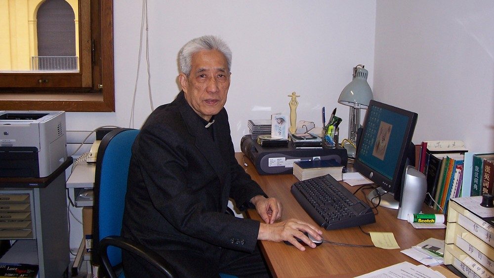 Páter Joseph Shih SJ za redakčným stolom Čínskej sekcie Vatikánskeho rohlasu