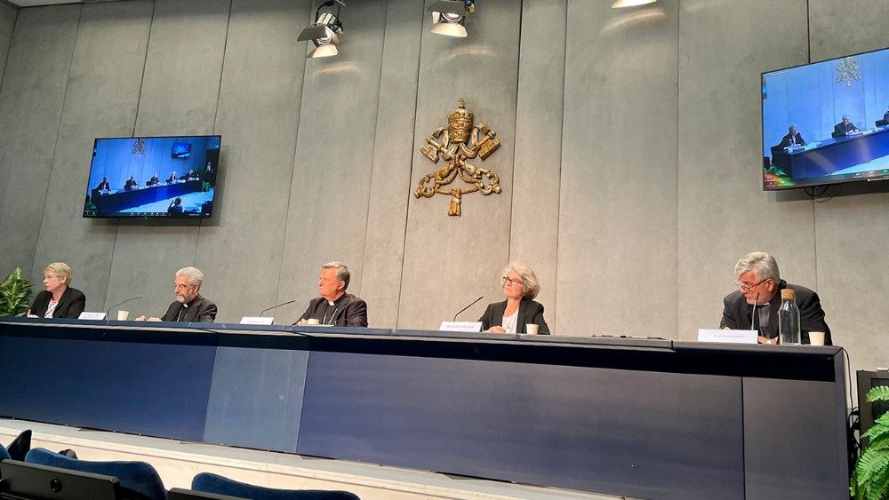 La Conferenza stampa di presentazione dei documenti del Sinodo in Sala Stampa vaticana