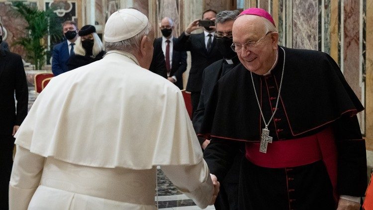 Le Pape François et Mgr Fernando Vérgez Alzaga, en décembre 2020. 