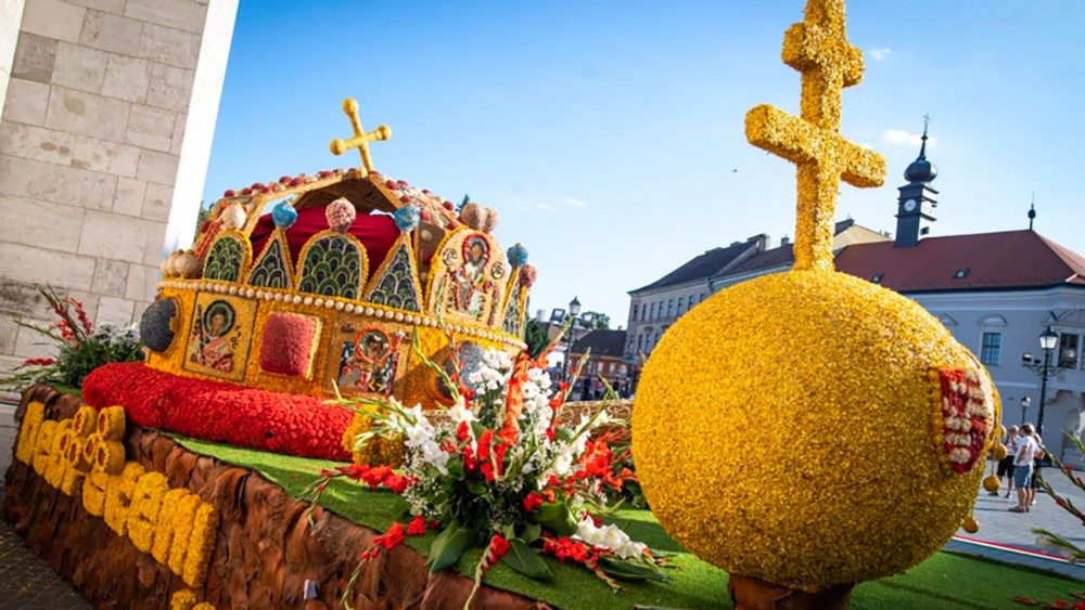 Kvetinové zobrazenie koruny sv. štefana na Medzinárodnom eucharistickom kongrese v Budapešti 
