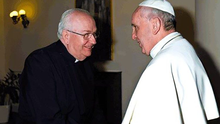 Pápež František s Mons. Fernandom Vérgezom Alzagom
