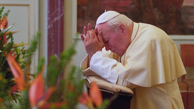 Papa Ioan Pail al II-lea în rugăciune (fotografie din arhivă) 