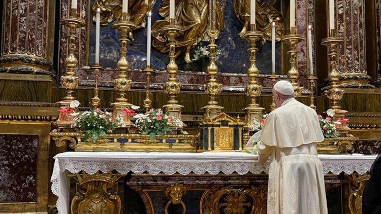 The Pope lays flowers at the altar beneath Our Lady's icon
