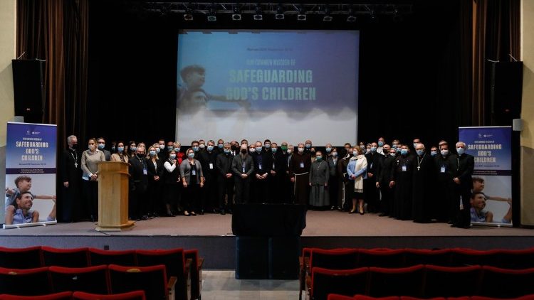 Spoločná fotografia účastníkov stretnutia o ochrane maloletých vo Varšave