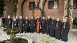 Les pères synodaux arméniens autour du cardinal Sandri, préfet de la congrégation pour les Églises orientales
