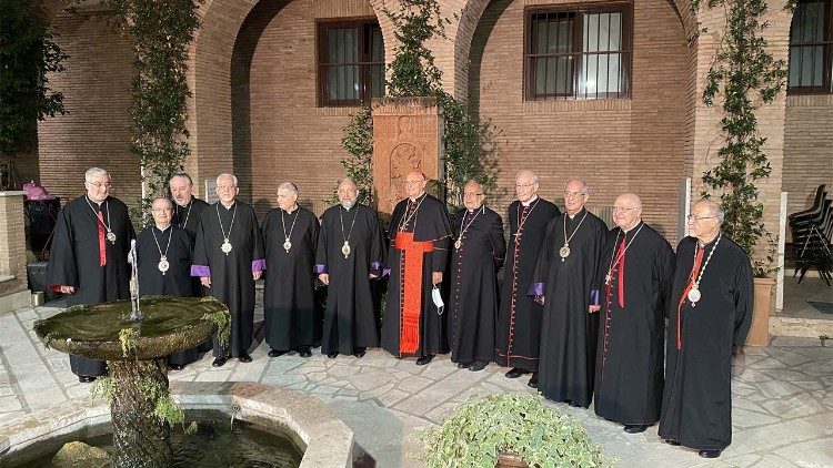 Les pères synodaux arméniens autour du cardinal Sandri, préfet de la congrégation pour les Églises orientales