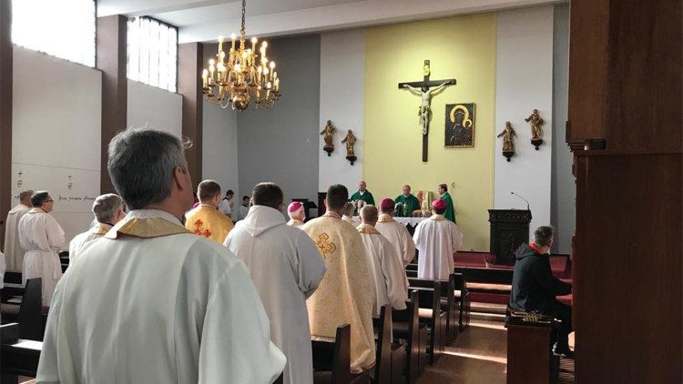 Messe conclusive de la conférence de Varsovie célébrée par Mgr Polak