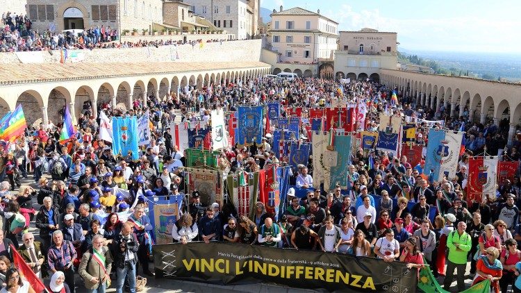 Účastníci mierového pochodu zhromaždení v Assisi