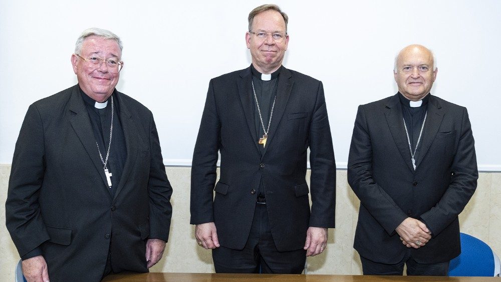 Novozvolené predsedníctvo CCEE: Zľava kard. Hollerich, Mons. Grušas, Mons. Német