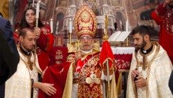 Das Oberhaupt der armenisch-katholischen Kirche Raphael Bedros XXI. Minassian zelebriert Messe (Archivbild)
