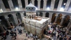 L'edicola che custodisce la Tomba di Cristo nella Basilica del Santo Sepolcro a Gerusalemme