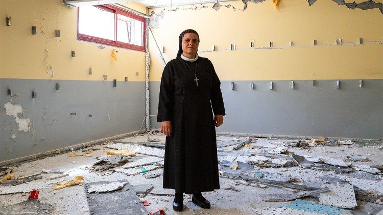 Sestra Nabila v jedné z místností ve farnosti postižené bombardováním.