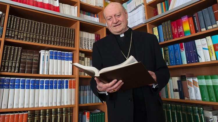 Kardinal Ravasi v knjižnjici Papeškega sveta za kulturo