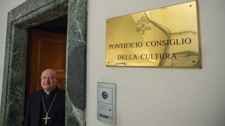 Kardinal Gianfranco Ravasi ob vhodu v prostore dikasterija