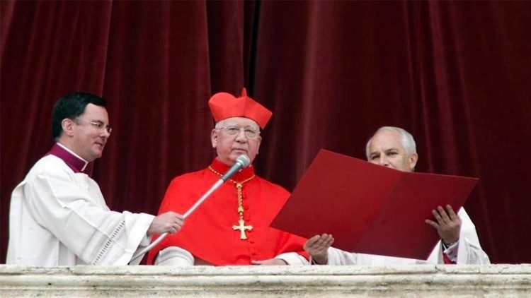 Le cardinal Jorge Medina Estévez annonçant l'élection de Benoît XVI. 