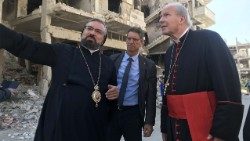Kardinal Christoph Schönborn in den Ruinen von Homs (mit dem syrisch-orthodoxen Bischof Mar Anthimos (Jack). Foto: Syriac Orthodox Patriarchate
