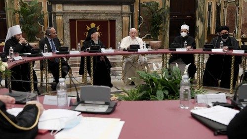바티칸에서 열린 ‘교육에 관한 글로벌 콤팩트’를 위한 전 세계 종교지도자들과의 만남에서 연설하는 프란치스코 교황
