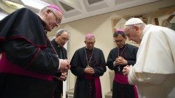 Đức Thánh Cha Phanxicô cầu nguyện với các Giám mục Pháp trong một buổi gặp gỡ