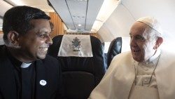 Mons. George Jakob Koovakad junto al Papa Francisco en un vuelo papal