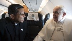 Papa Francisco com o monsenhor George Jakob Koovakad, em registro dentro do avião