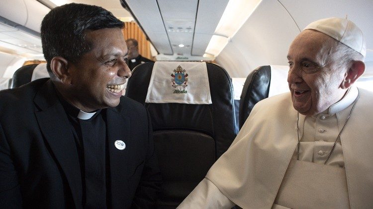 Papa Francesco e monsignor Koovakad in aereo