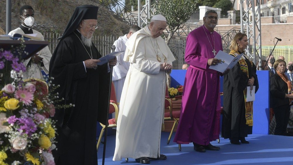 Le Pape François et d'autres responsables religieux (à sa droite, Bartholomée Ier) devant le Colisée ce 7 octobre 2021