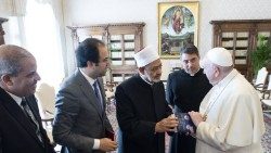 The Pope and the Grand Imam: Ahmed al-Tayeb presents Pope Francis with a copy of the volume by Judge Mohamed Abdulsalam