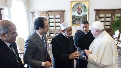Il Grande Imam Al-Tayyeb dona a Papa Francesco una copia del volume scritto dal giudice Abdulsalam (4 ottobre 2021)