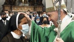 Le Pape François bénit sœur Gloria Cecilia Narváez Argoti lors de la Messe d'ouverture du Synode, le 10 octobre 2021