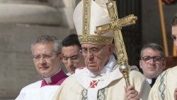Monsenhor Diego Ravelli à esquerda do Papa Francisco 