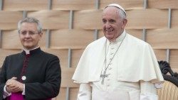 Mgr Diego Ravelli, à la droite du Pape, a été nommé maître des célébrations liturgiques pontificales et responsable de la Chœur pontifical de la Chapelle Sixtine, lundi 11 octobre 2021. 