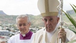 Der neue Zeremonienmeister und künftig an der Seite des Paptes: Monsignor Diego Ravelli (links)