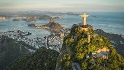 Le Christ Rédempteur surplombant la baie de Rio de Janeiro. 