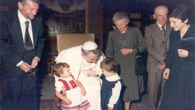 Le Pape Jean-Paul 1er recevant au Vatican des membres de sa famille, peu après son élection en 1978.