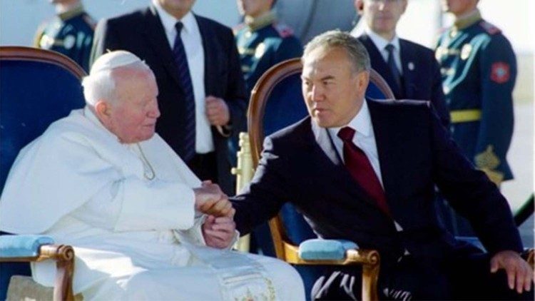  Mija 20 lat od wizyty Jana Pawła II w Kazachstanie. Na zdjęciu z Elbasą Nursułtanem Nazarbajewem, pierwszym prezydentem tego kraju.
