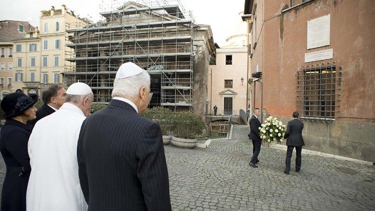 Papst Franziskus 2015 im römischen Ghetto