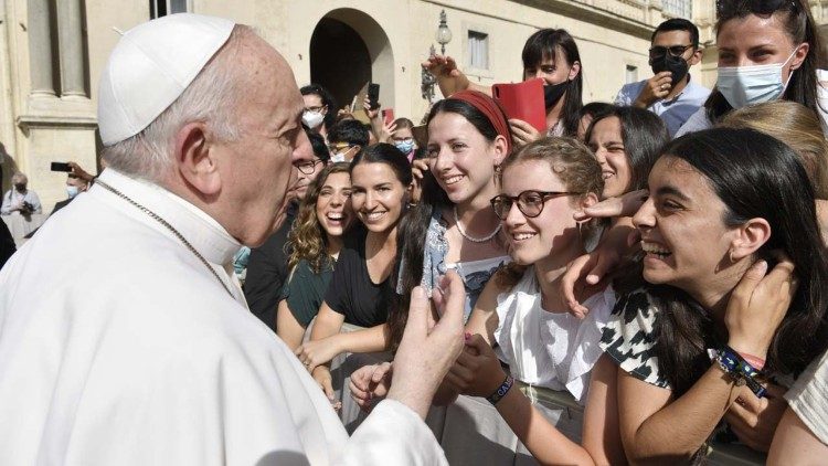 2021.10.18 Papa Francesco saluta un gruppo di giovani donne nel cortile di san Damaso, prima dell'Udienza Generale
